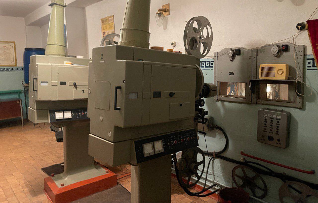 В саратовском селе обнаружили 40-летний пленочный кинопроектор в рабочем состоянии